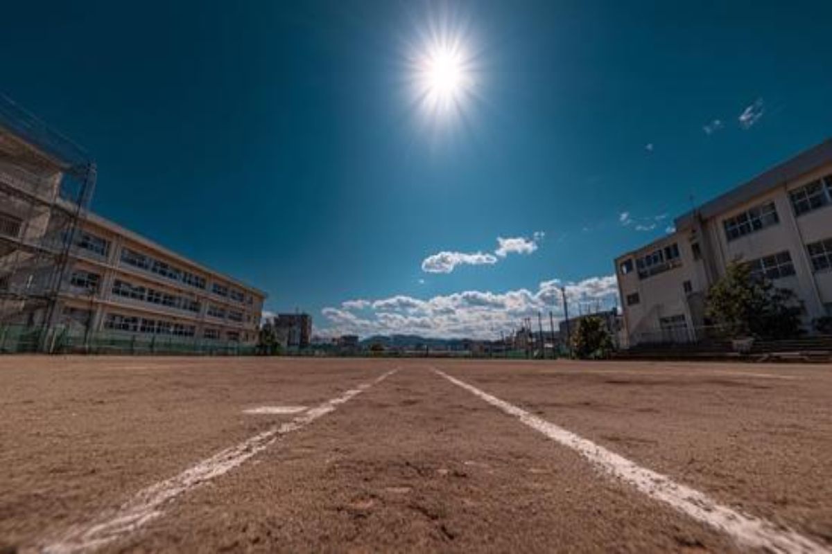 Checking on uneven ground: Can you check oil while the car is running safely without errors.