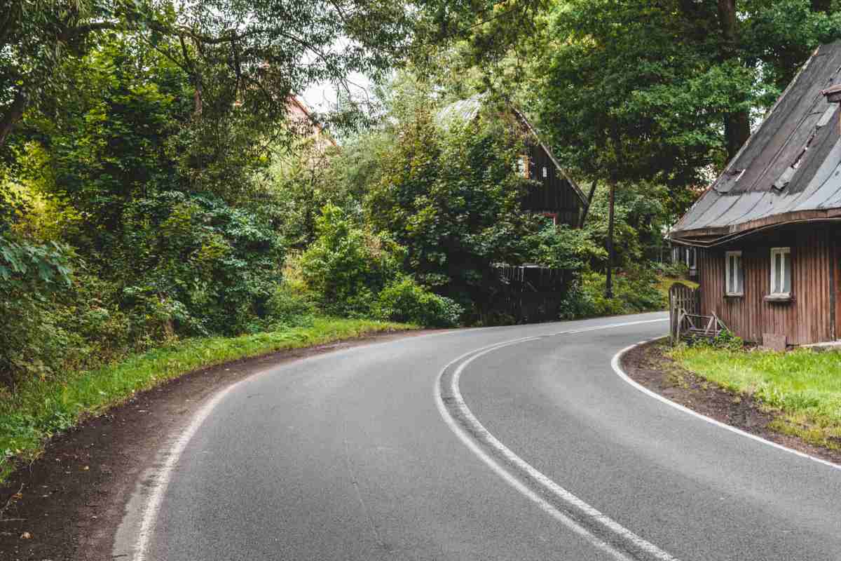 Car making frequent sharp turns on a road, showing tire wear and steering dynamics – driving tips for sharp turns.